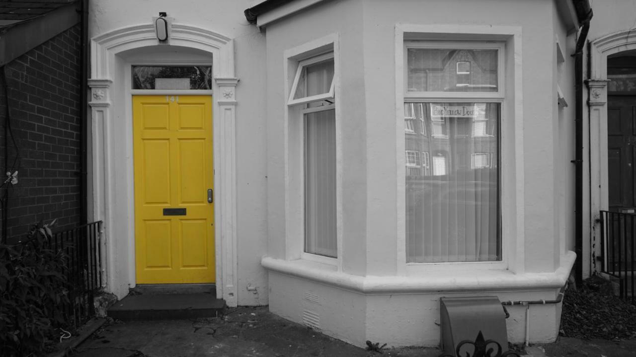 Big Yellow Door In Queens Quarter Belfast Exterior foto