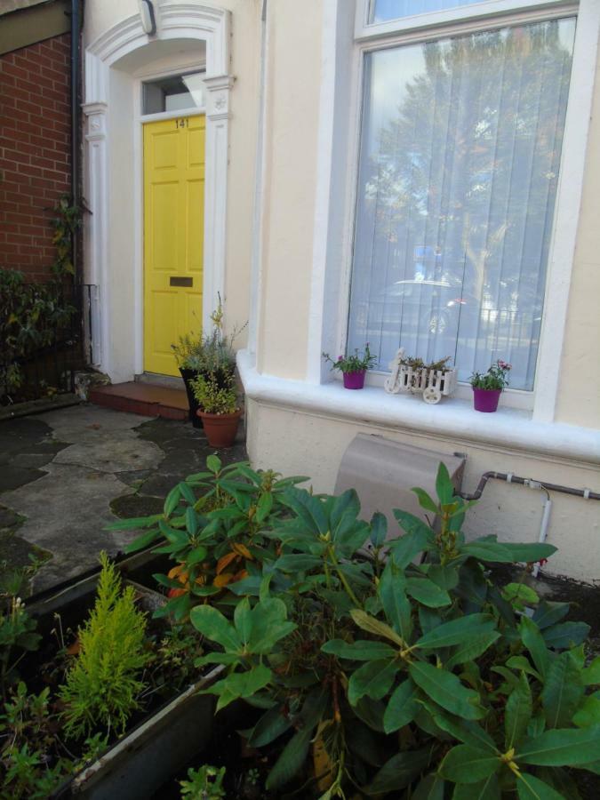 Big Yellow Door In Queens Quarter Belfast Exterior foto